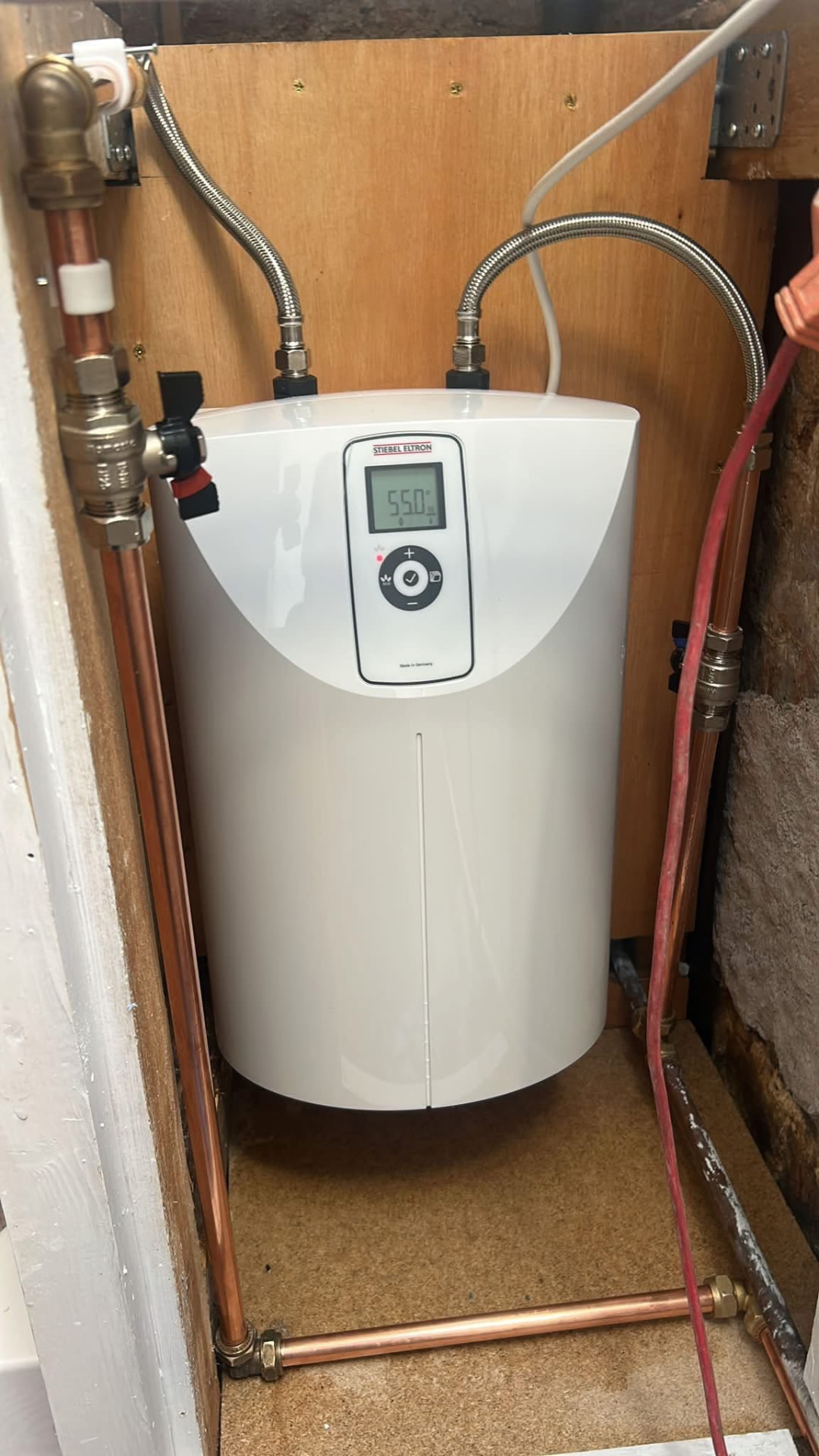 Water heater installed by Sam, showing a 55 degree hot water temperature